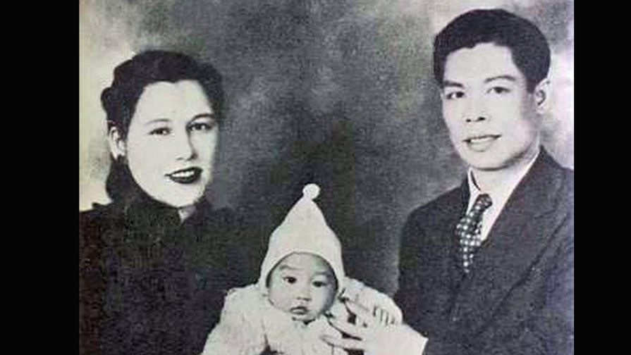Брюс Ли родился 27 ноября 1940 в Сан-Франциско в год Дракона и в час Дракона по китайскому календарю (между 6 и 8 часами утра) во время американских гастролей его родителей — актера-комика кантонской китайской оперы Ли Хой Чена и его жены Грейс Ли. Мать Грейс Ли имела евроазиатские корни (была наполовину немкой), отец был китайцем