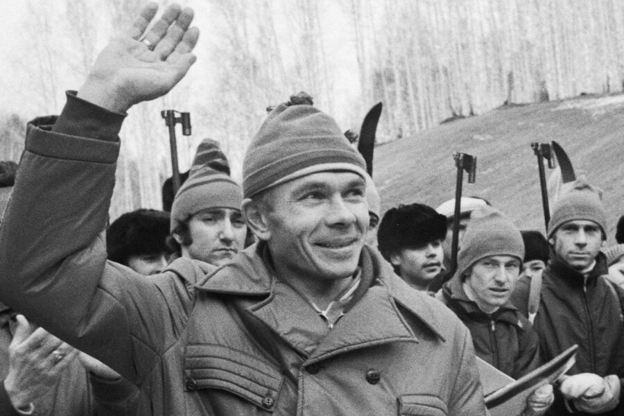 Виктор Маматов во время прощания с&nbsp;болельщиками, 1973&nbsp;год