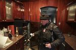 Сторонники оппозиции во внутренних помещениях оставленной резиденции президента Украины Виктора Януковича «Межигорье» под Киевом