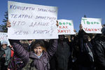 Участники митинга в защиту свободы творчества и в поддержку оперы Р. Вагнера «Тангейзер» в постановке режиссера Т. Кулябина у здания Новосибирского театра оперы и балета