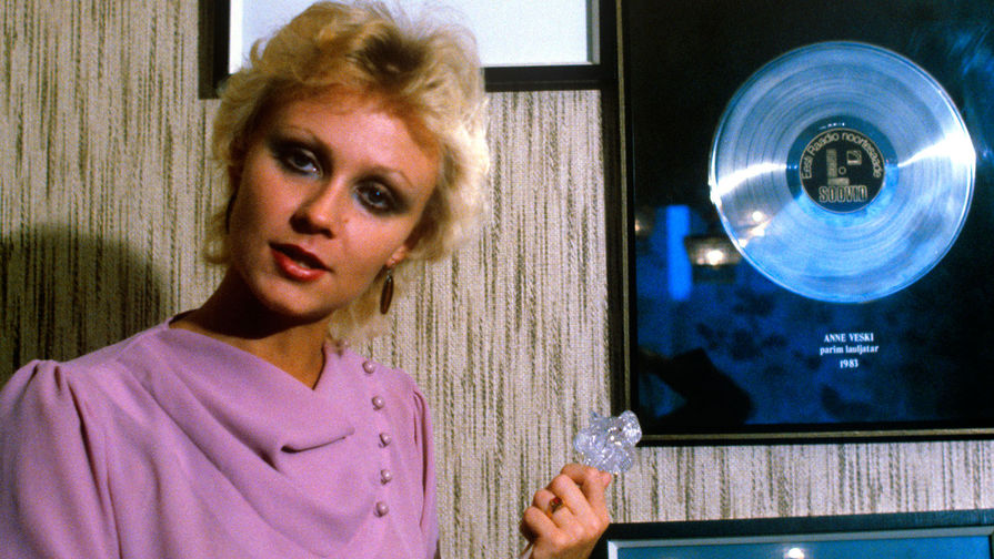 Анне Вески позирует на фоне своих первых дисков, 1985 год