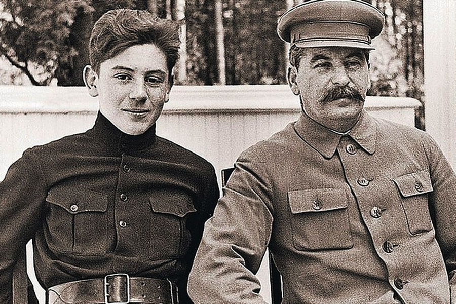 Василий Сталин с&nbsp;отцом, точная дата фотографии не установлена