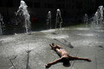  23&nbsp;июня 2021&nbsp;года в&nbsp;Москве был установлен температурный максимум июня &mdash; воздух прогрелся до&nbsp;+34,8&deg;C.
<br>
На&nbsp;фото: ребенок в&nbsp;фонтане на&nbsp;улице Ильинка в&nbsp;Москве, 2021&nbsp;год