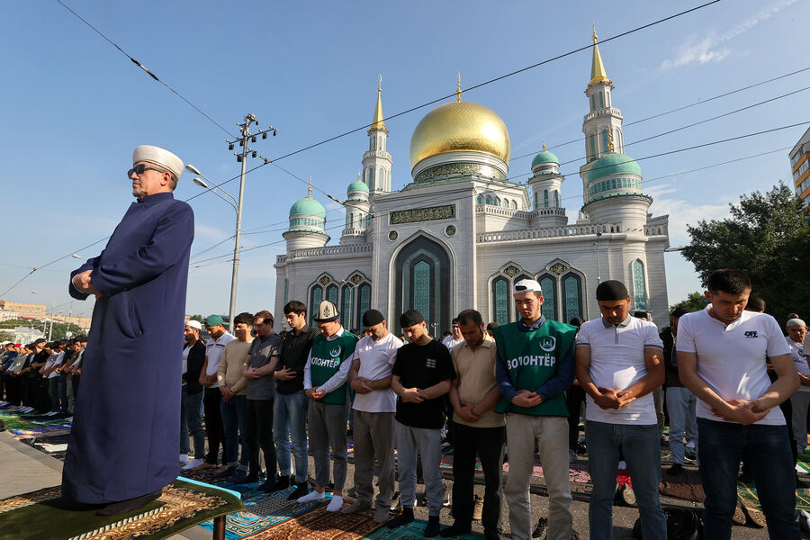 Верующие во время торжественного намаза в&nbsp;день праздника жертвоприношения Курбан-байрам у&nbsp;Московской Соборной мечети, 9&nbsp;июля 2022&nbsp;года