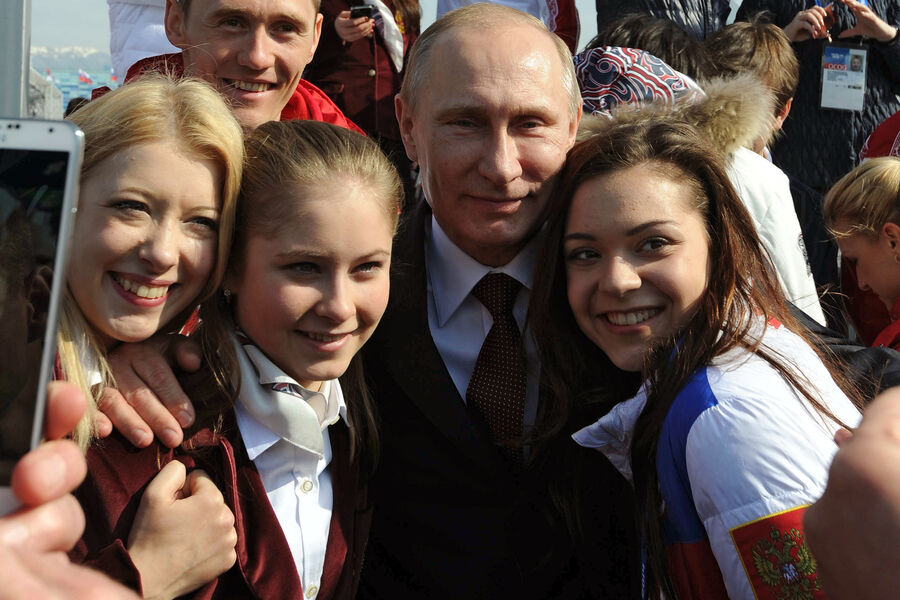 Президент России Владимир Путин и фигуристки Екатерина Боброва, Юлия Липницкая и Аделина Сотникова во время церемонии фотографирования с&nbsp;российскими призерами XXII зимних Олимпийских игр в&nbsp;Сочи, 24&nbsp;февраля 2014&nbsp;года 