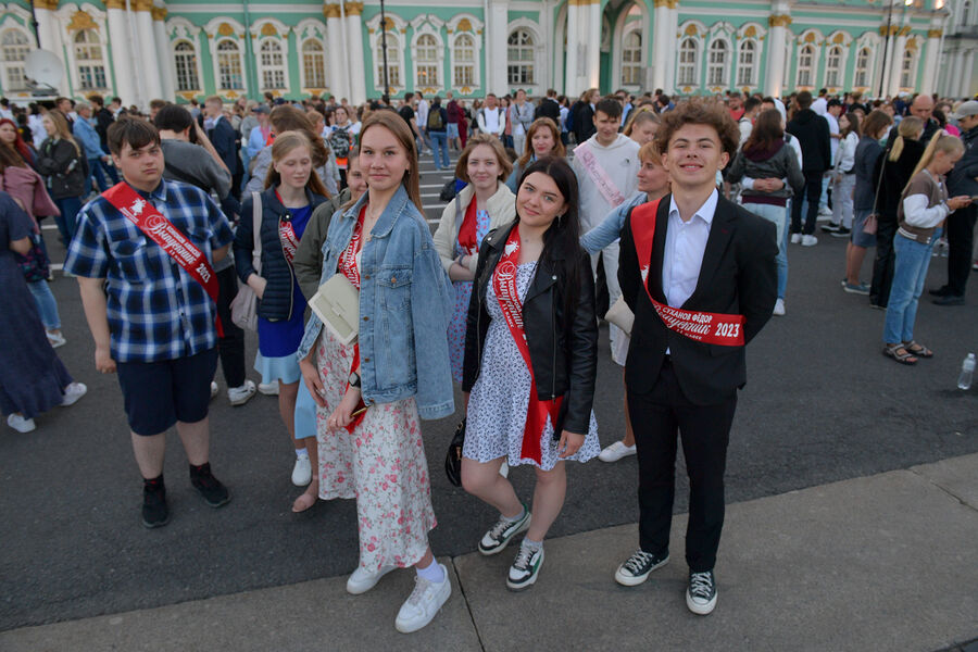 Выпускники на&nbsp;Дворцовой площади во время концерта в&nbsp;честь ежегодного праздника выпускников &laquo;Алые паруса&raquo; в&nbsp;Санкт-Петербурге, 24&nbsp;июня 2023&nbsp;года