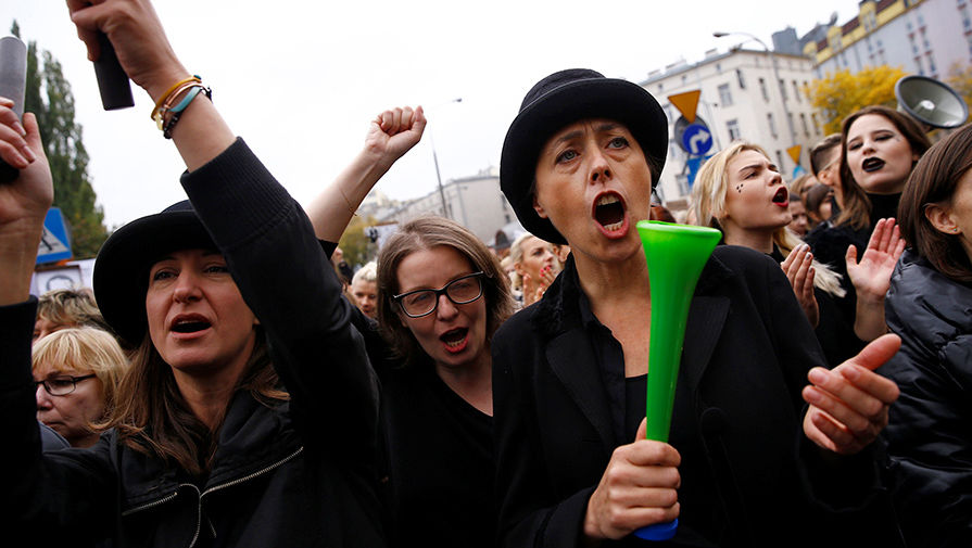 Митинг против запрета абортов в центре Варшавы