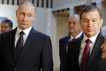 Президент РФ Владимир Путин, президент Узбекистана Шавкат Мирзияев и президент ГМИИ имени А.С. Пушкина Ирина Антонова