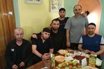 Застолье в иркутской колонии №3 (на фото: Заур Дадаев второй слева)