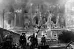 Советские бойцы штурмуют Рейхстаг, 1 мая 1945 года