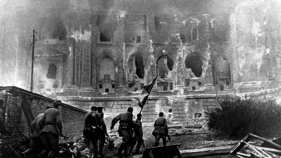 Советские бойцы штурмуют Рейхстаг, 1 мая 1945 года