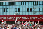 Рабочие во время митинга у Минского завода колесных тягачей, 17 августа 2020 года
