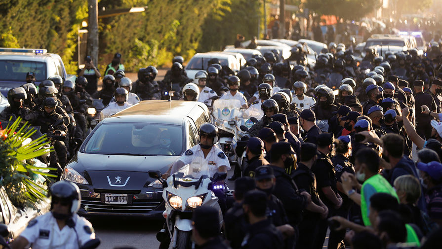 Катафалк с&nbsp;телом Диего Марадоны прибывает на&nbsp;кладбище &laquo;Белла-Виста&raquo; в&nbsp;Буэнос-Айресе