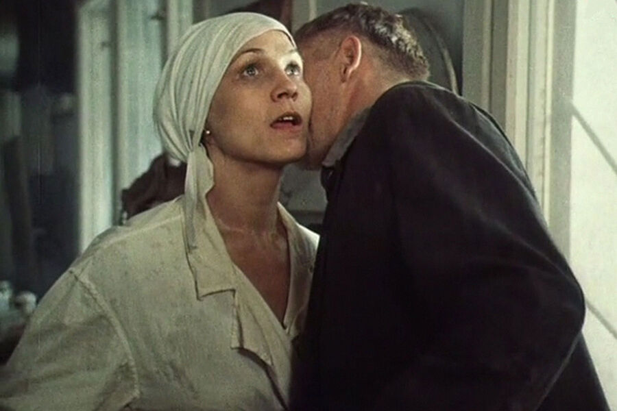 <b>«Не стреляйте в&nbsp;белых лебедей» (1980)</b>
<br><br>
Главную роль в&nbsp;экранизации романа Бориса Васильева сыграл Станислав Любшин. Он воплотил на&nbsp;экране образ нелепого, неловкого, как будто не от мира сего жителя села Егора Полушкина, который не может вписаться в&nbsp;обычную жизнь. В&nbsp;конце концов, он устроится лесником, и его друзьями будут белые лебеди, которые станут жертвами браконьеров. Руслановой в&nbsp;картине досталась роль жены Полушкина Харитины Макаровны, которой приходится иметь дело с&nbsp;возвышенностью мужа.
