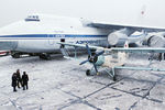 Самолеты Ан-124 «Руслан» и Ан-2 в аэропорту Владивостока, 1986 год
