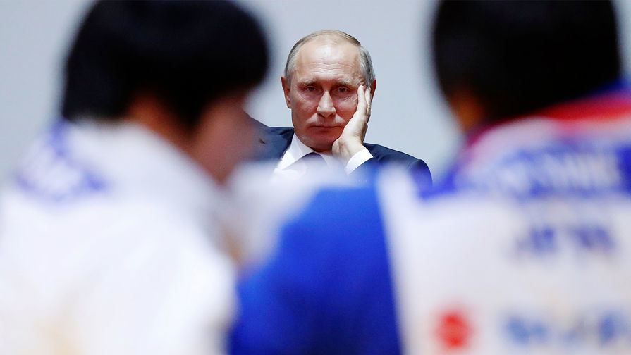 Президент России Владимир Путин во время посещения соревнований Международного турнира по дзюдо имени Дзигоро Кано во Владивостоке, 7 сентября 2017 года