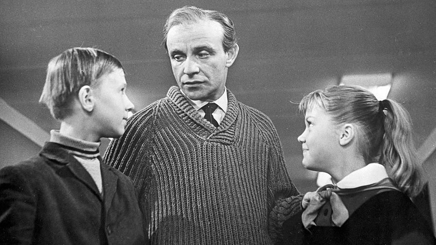 Кадр из художественного кинофильма «Звонят, откройте дверь» (1965)