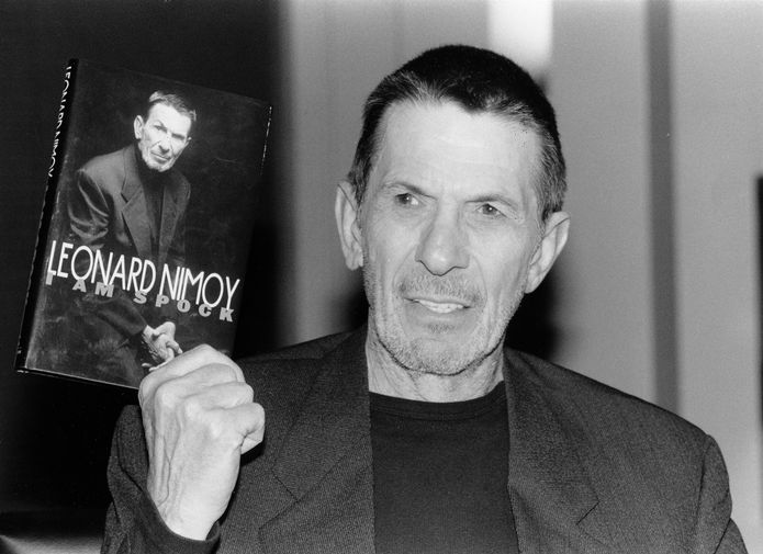 Леонард Нимой со своей книгой мемуаров &laquo;Я&nbsp;- Спок&raquo;, 1995&nbsp;год