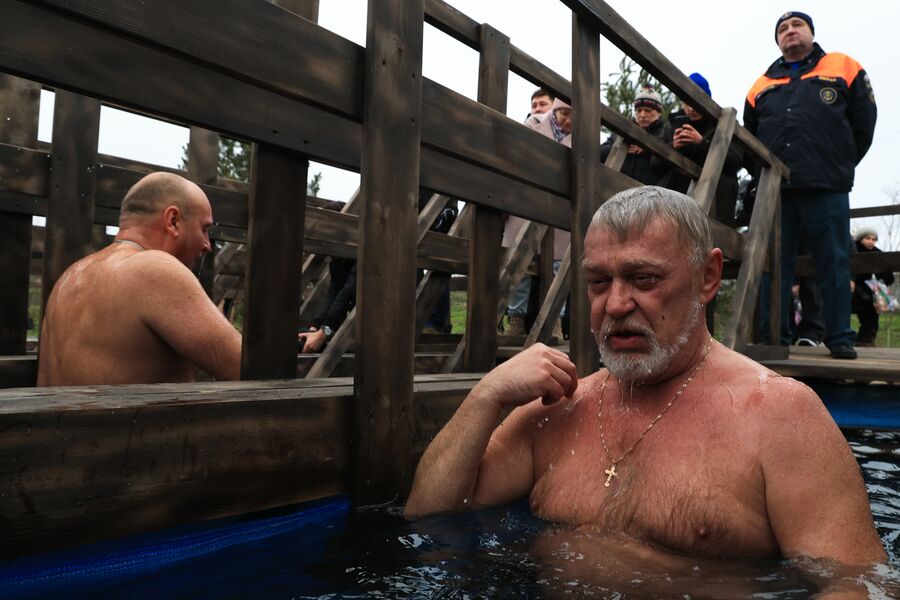 Верующий во время крещенских купаний на&nbsp;территории &laquo;Новый Херсонес&raquo; в&nbsp;Севастополе, 18&nbsp;января 2025&nbsp;года
