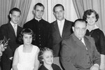 Альберто Орасио (брат папы), будущий папа Франциск Хорхе Марио Бергольо, Оскар Адриан и сестра Марта Рехина (слева направо) Сидят: сестра папы Мария Елена, мать Рехина и отец Марио Хосе Франциско