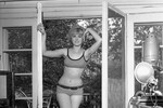 Актриса Наталья Селезнева в легендарном купальнике из фильма Леонида Гайдая «Операция «Ы» и другие приключения Шурика», 1966 год