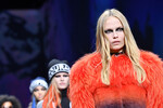 Модель Наташа Поли на показе коллекции Versace во время Миланской недели моды, 2017 год