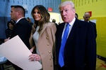 Дональд Трамп с супругой Меланьей на избирательном участке