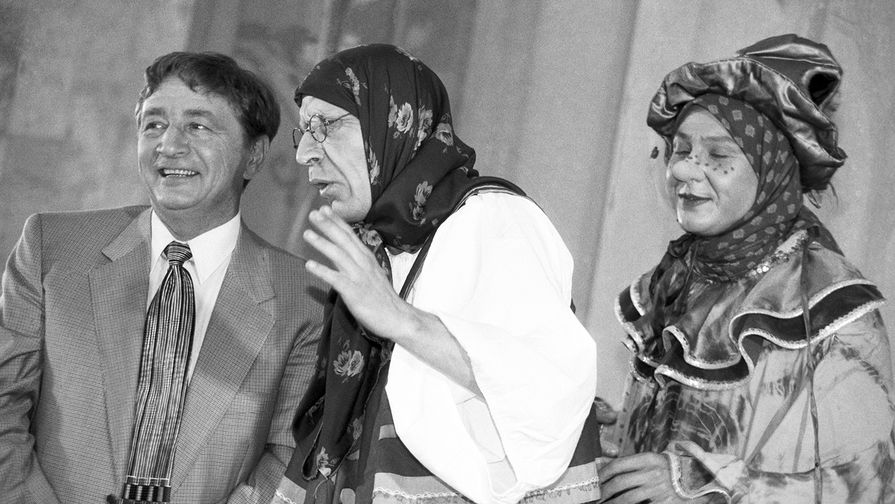 Эдуард Успенский (слева) во время встречи с юными читателями в Государственной детской библиотеке, 1994 год