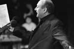 Писатель-сатирик Михаил Жванецкий во время выступления, 1988