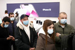 В Apple заявляют, что CPU на 50%, а GPU на 30% мощнее, чем у ближайшего конкурента (вероятно, имеется в виду Qualcomm Snapdragon 888).