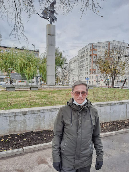 Сергей Будницкий у&nbsp;памятника «В память о&nbsp;жертвах терроризма»
