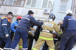 «Сначала был взрыв, приблизительно в районе второго-третьего этажа, второй и третий этаж обрушились — стена рухнула, — цитирует РИА «Новости» слова очевидца. — Два человека при мне вылезали оттуда.