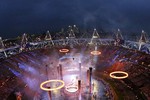 Кольца взмывают вверх, образуя символ Олимпиады 