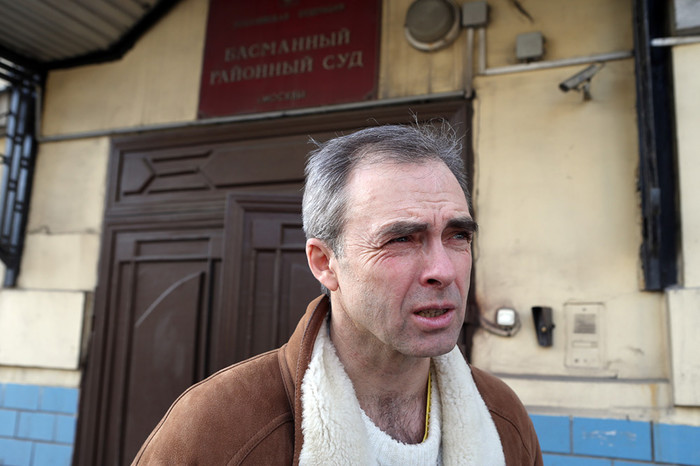 Отец Ивана Андрей Непомнящих перед&nbsp;зданием Басманного суда