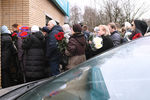 Люди у клиники «Медси» в Московской области, пришедшие проститься с сатириком Михаилом Задорновым