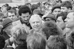 Егор Лигачев в кругу почитателей во время митинга прокоммунистических движений на Красной площади, 1992 год 