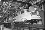 На сброчном конвейере — автомобиль «Москвич-402», 1957 год