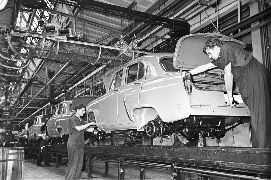 На&nbsp;сброчном конвейере &mdash; автомобиль &laquo;Москвич-402&raquo;, 1957&nbsp;год
