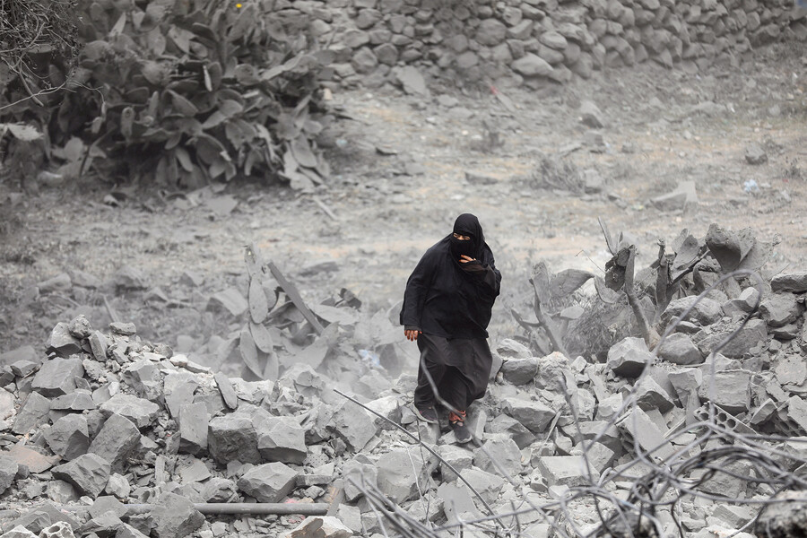 A woman walks on debris at the site of a U.S. strike in Sanaa, Yemen March 24, 2025. REUTERS/Khaled Abdullah TPX IMAGES OF THE DAY
Женщина среди руин на&nbsp;месте удара США в&nbsp;Сане, Йемен, 24&nbsp;марта 2025&nbsp;года