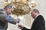 Президент России Владимир Путин и министр обороны России Сергей Шойгу во время произнесения тоста после церемонии награждения в Кремле, Москва, 28 декабря 2017 года