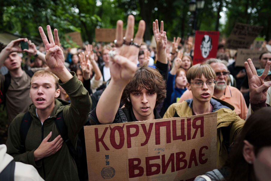 Протестующие на&nbsp;улицах Киева против принятого закона, ограничивающего независимость антикоррупционных ведомств, Украина, 31&nbsp;июля 2025&nbsp;года