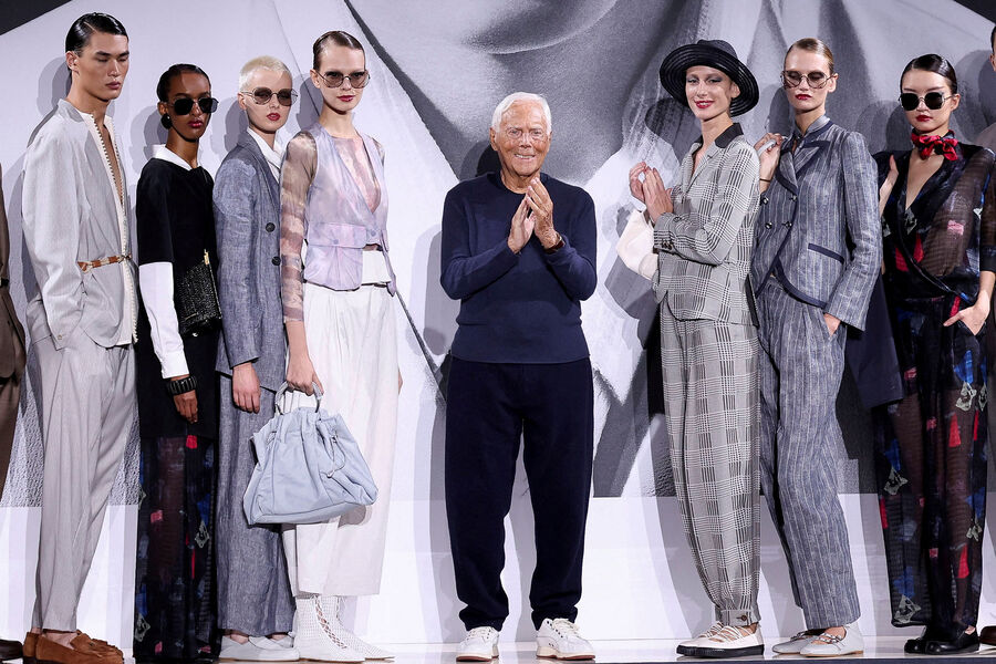 Джорджо Армани стоит рядом с&nbsp;моделями во время показа коллекции Emporio Armani Весна/лето 2025&nbsp;на&nbsp;Неделе моды в&nbsp;Милане, 2024&nbsp;год