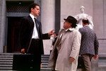 <b>«Благодетель» (1997)</b>
<br><br>
Картина местами смешная (еще бы — пройдоху-компаньона юриста играет Дэнни Де Вито). Но по большей части все же жуткая: история демонстрирует весь цинизм юриспруденции и недостатки страховой медицины США. Несмотря на успех фильма, после его премьеры Мэтт Деймон не проснулся знаменитым — Los Angeles Times, например, назвали его просто «талантливым молодым актером».
