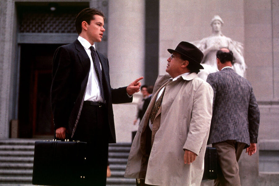 <b>«Благодетель» (1997)</b>
<br><br>
Картина местами смешная (еще бы &mdash; пройдоху-компаньона юриста играет Дэнни Де Вито). Но по&nbsp;большей части все же жуткая: история демонстрирует весь цинизм юриспруденции и недостатки страховой медицины США. Несмотря на&nbsp;успех фильма, после его премьеры Мэтт Деймон не проснулся знаменитым &mdash; Los Angeles Times, например, назвали его просто «талантливым молодым актером».

