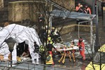 Мотивы нападения пока неизвестны. Полиция заявила, что разрабатывает две версии: теракта и криминального происшествия.