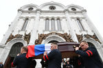 Траурная процессия у храма Христа Спасителя, где прошло отпевание посла РФ в Турции Андрея Карлова