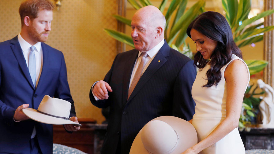 Принц Гарри Уэльский, генерал-губернатор Австралии Питер Косгроув и герцогиня Сассекская Маркл с&nbsp;традиционными австралийскими шляпами в&nbsp;Адмиралтейском доме в&nbsp;Сиднее, 16 октября 2018 года