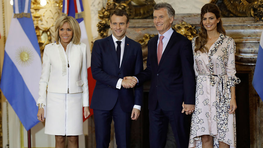 Президент Аргентины Маурисио Макри (второй справа) и его супруга Хулиана Авада
приветствуют президента Франции Эммануэля Макрона с&nbsp;супругой Брижит