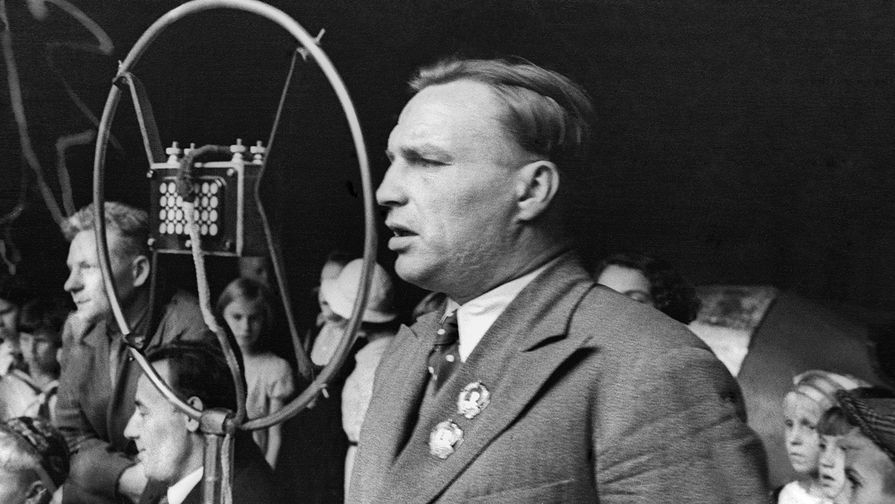 Москва. Советский летчик Валерий Павлович Чкалов выступает в&nbsp;детском парке Коминтерновского района, 1936 год