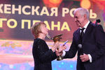 Актриса Елена Коренева, победившая в номинации «Лучшая женская роль второго плана» («Ван Гоги»), и актер Сергей Гармаш на XXXII церемонии вручения кинематографической премии «Ника»